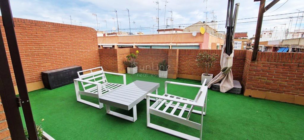 Penthouse with 2 bedrooms, two storerooms and a terrace