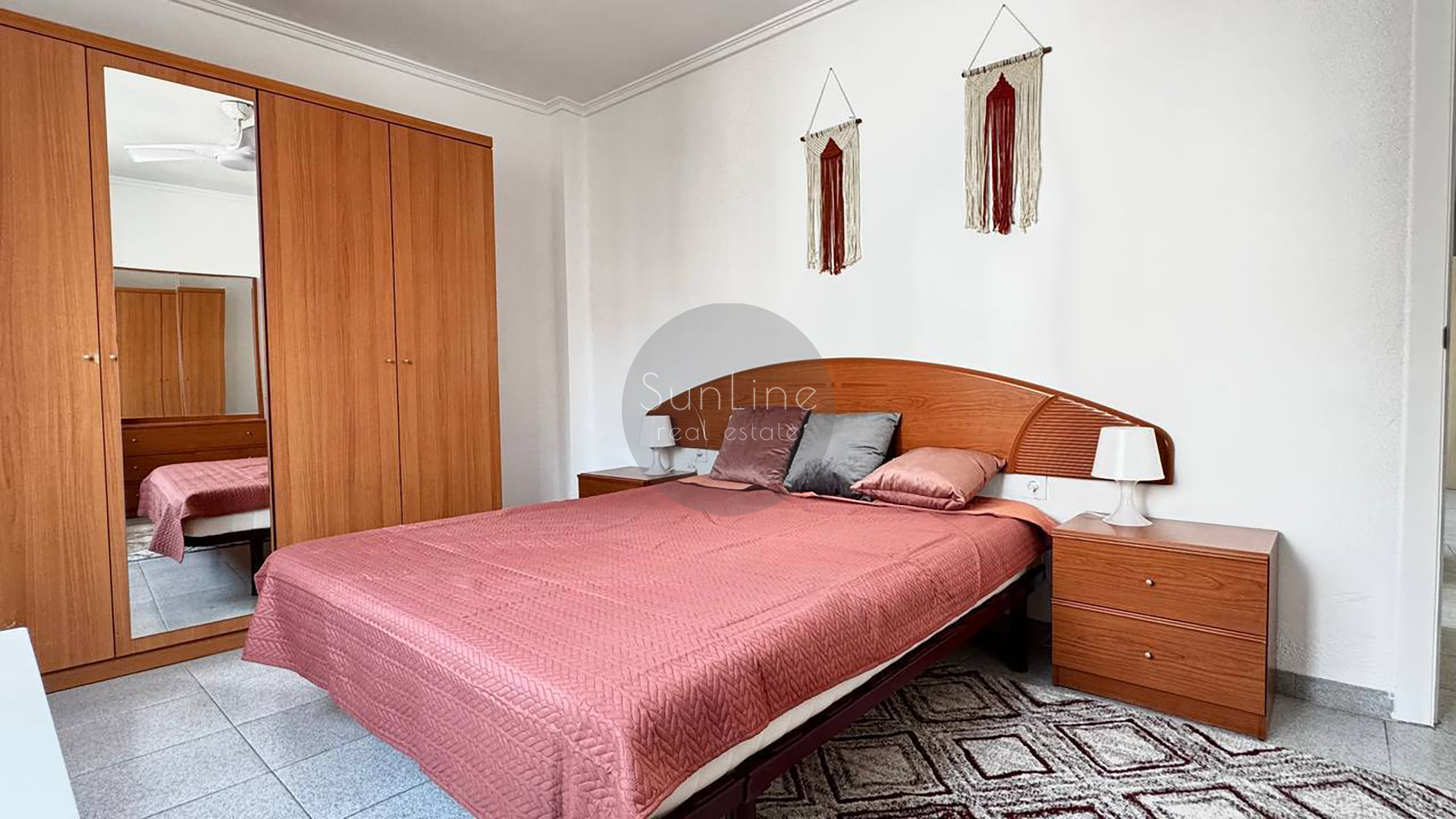 Rent of a furnished apartment with 3 bedrooms and storage room in Quatre Carreres