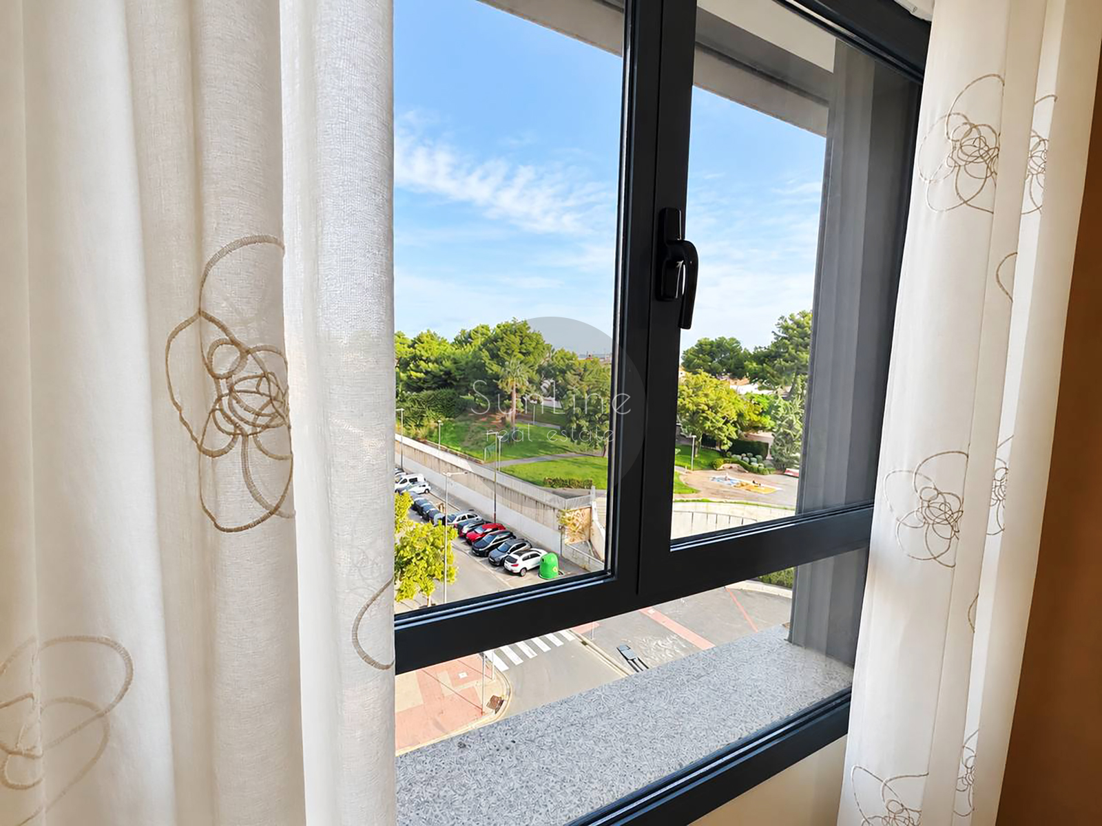 Spacious 3-bedroom apartment with garage and pool in Casas Verdes