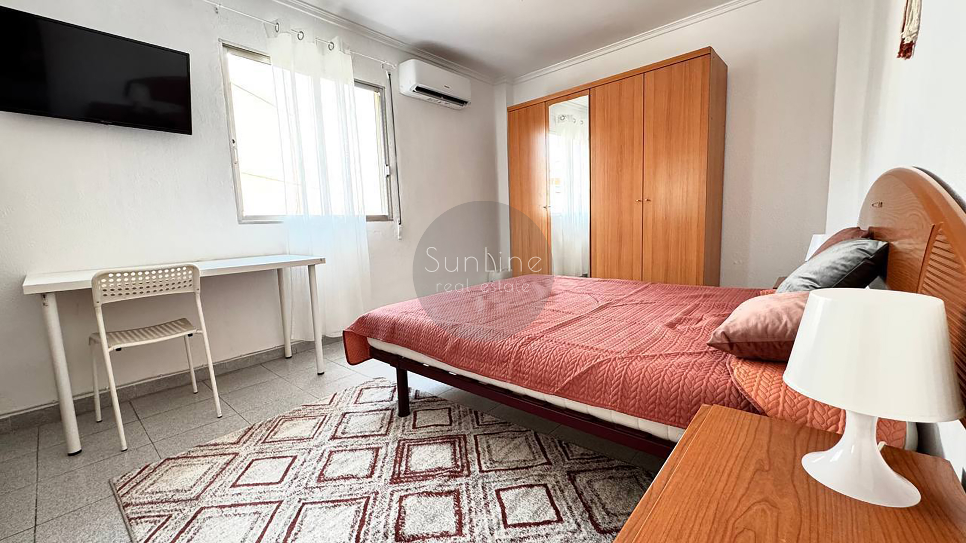 Rent of a furnished apartment with 3 bedrooms and storage room in Quatre Carreres
