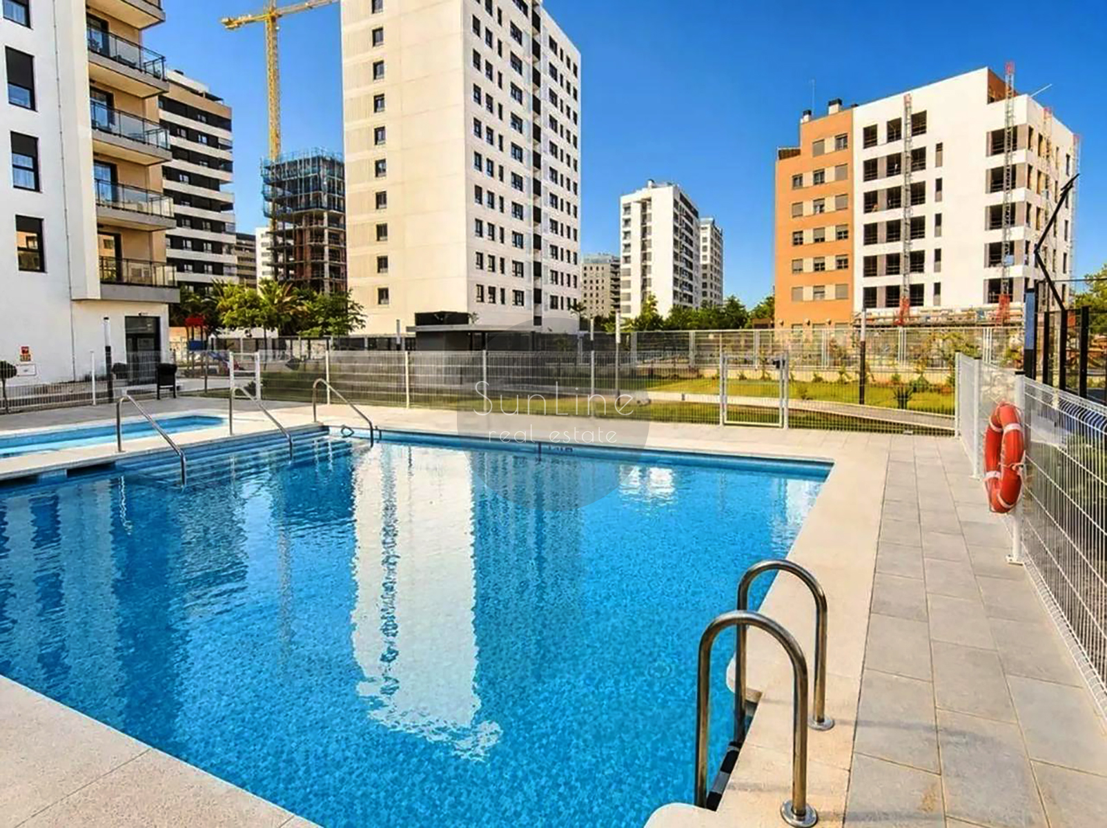 Rent of a modern 3-bedroom apartment with a balcony and view of the City of Arts and Sciences