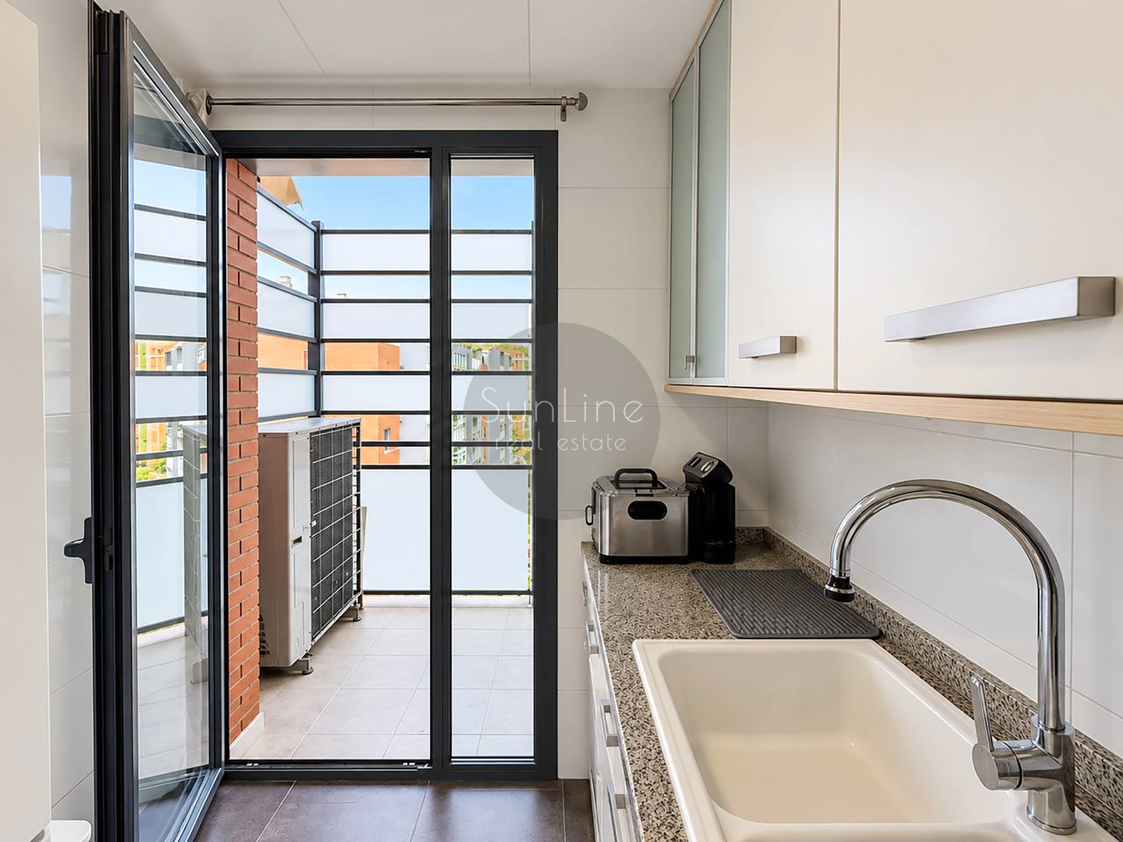Spacious 3-bedroom apartment with garage and pool in Casas Verdes