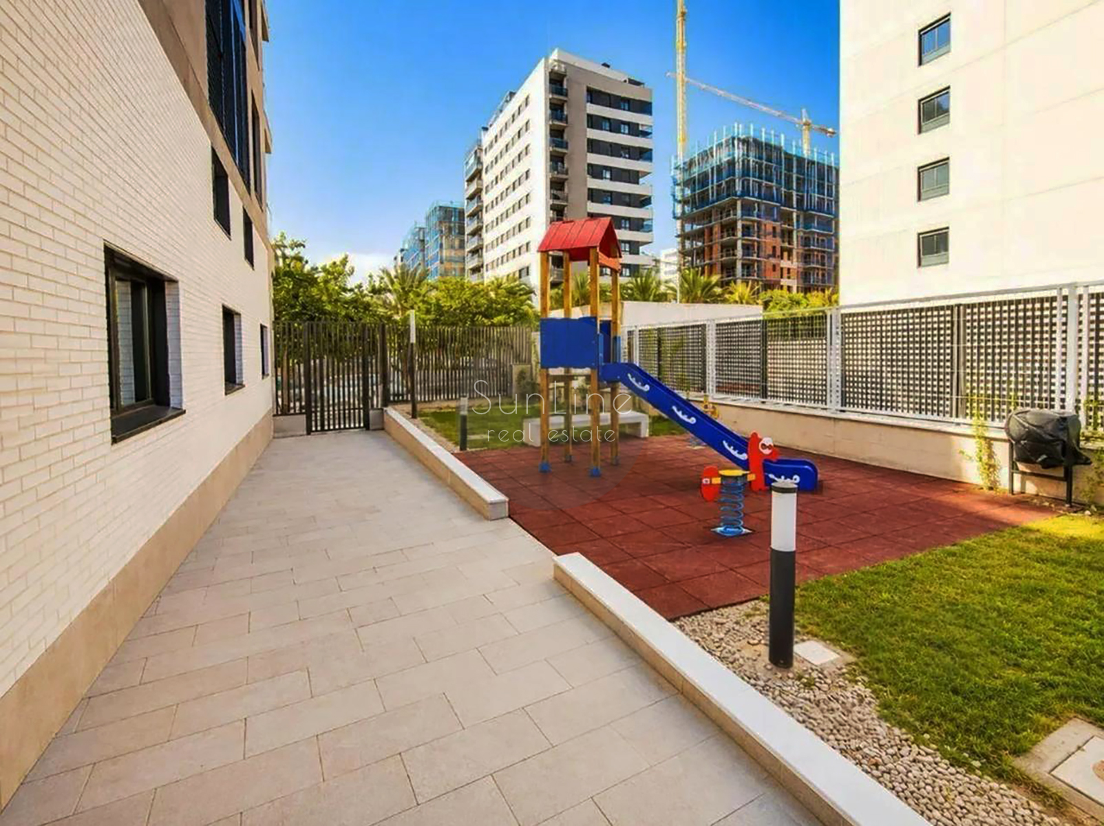 Rent of a modern 3-bedroom apartment with a balcony and view of the City of Arts and Sciences