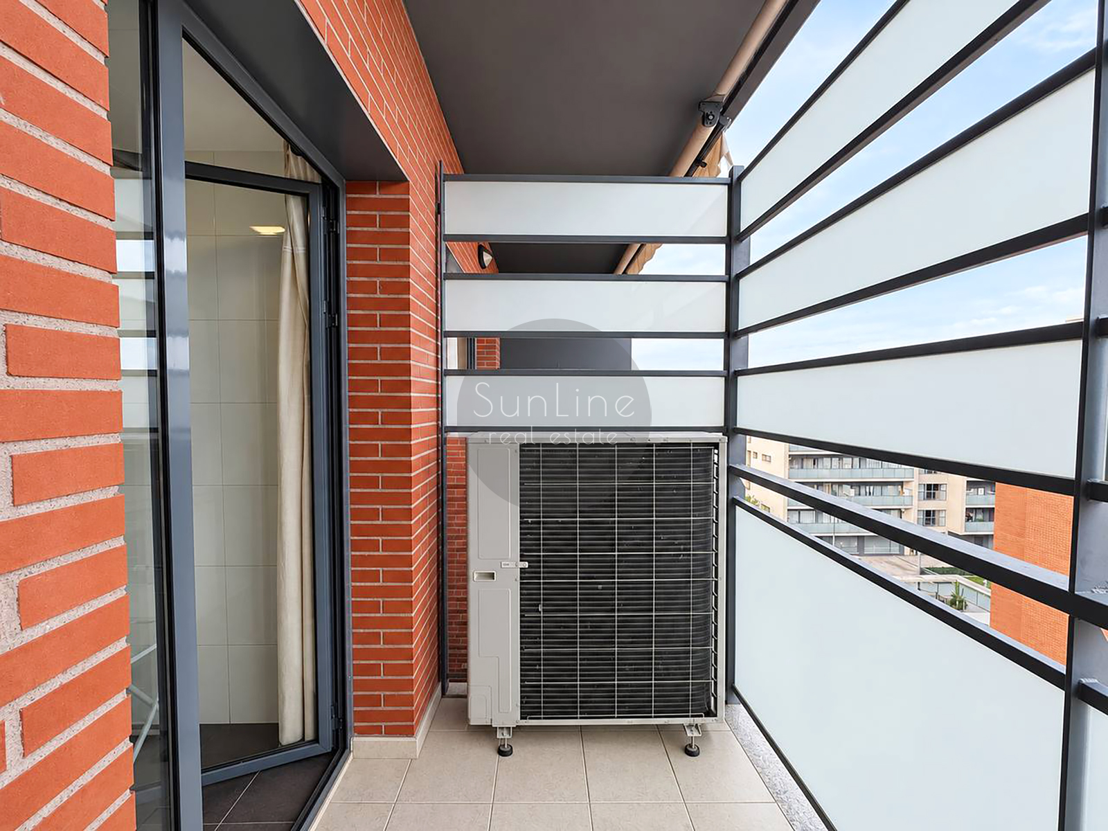 Spacious 3-bedroom apartment with garage and pool in Casas Verdes
