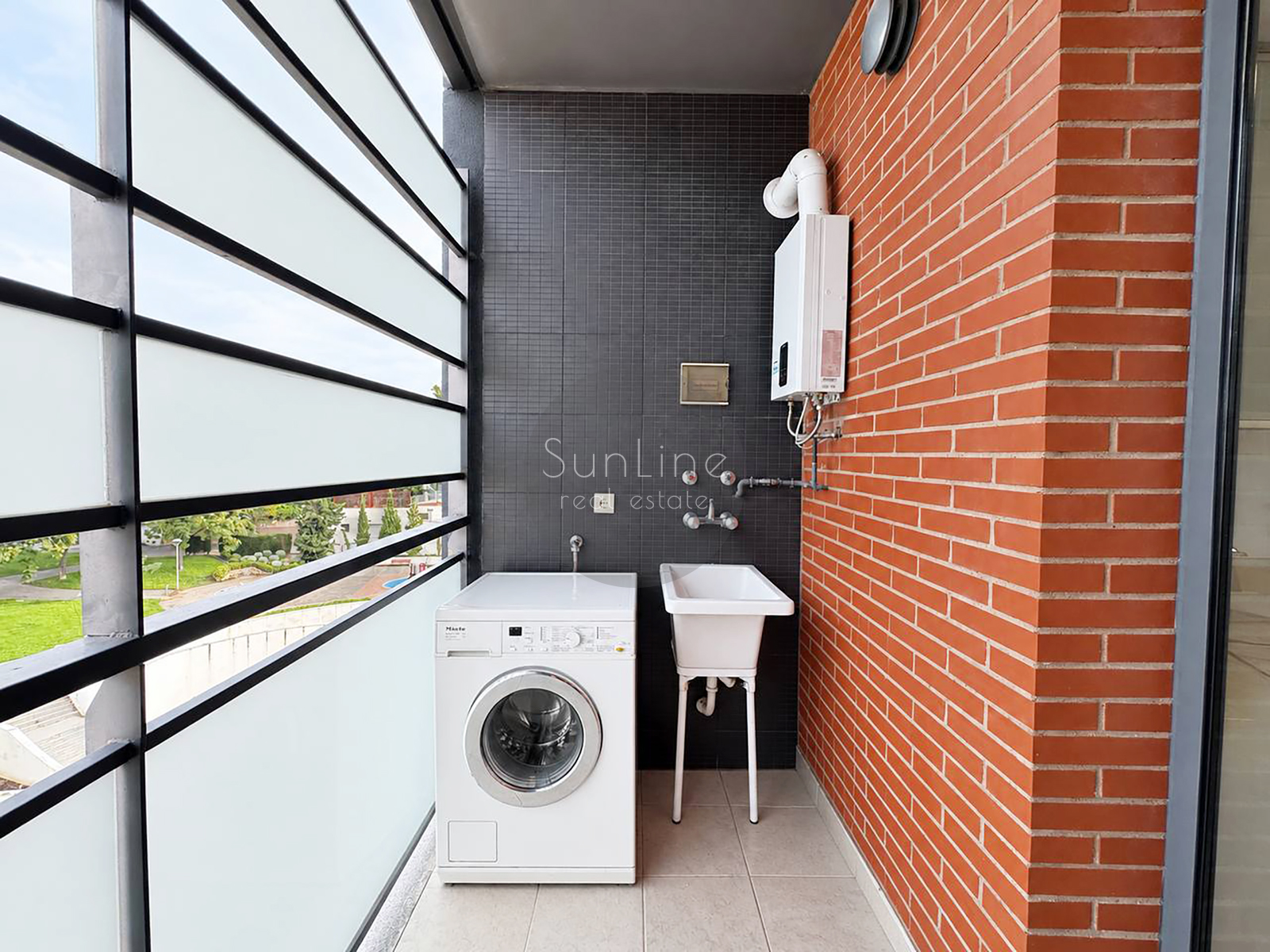 Spacious 3-bedroom apartment with garage and pool in Casas Verdes
