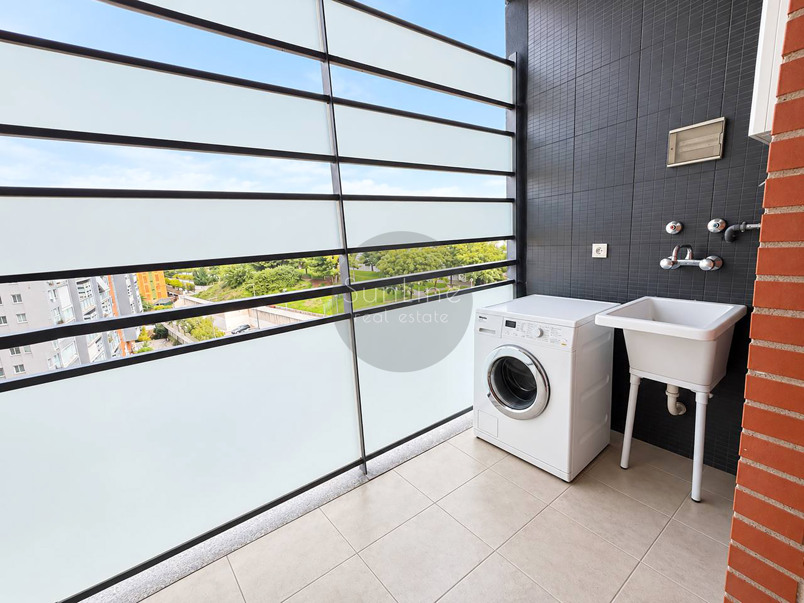 Spacious 3-bedroom apartment with garage and pool in Casas Verdes