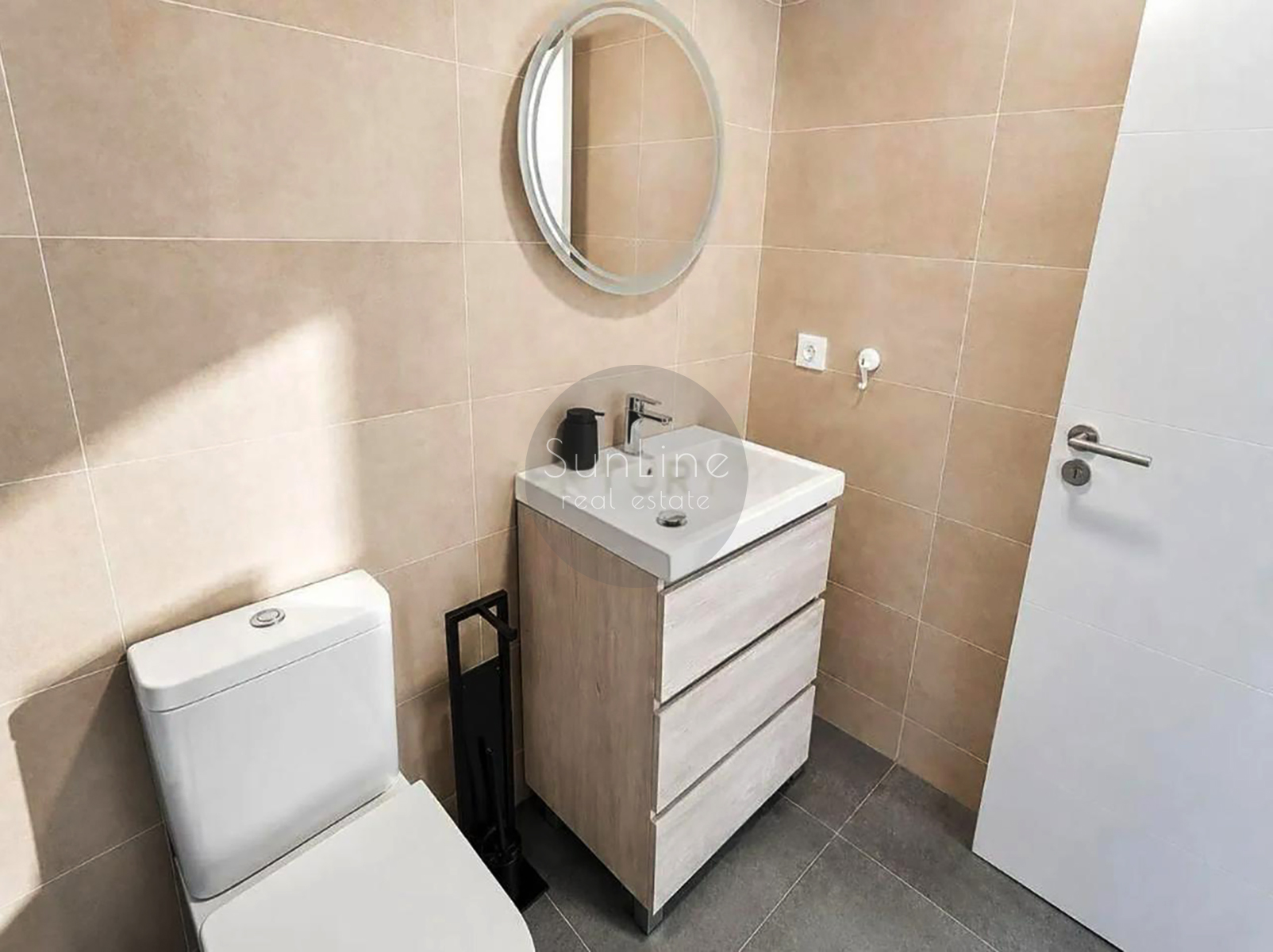 Rent of a modern 3-bedroom apartment with a balcony and view of the City of Arts and Sciences