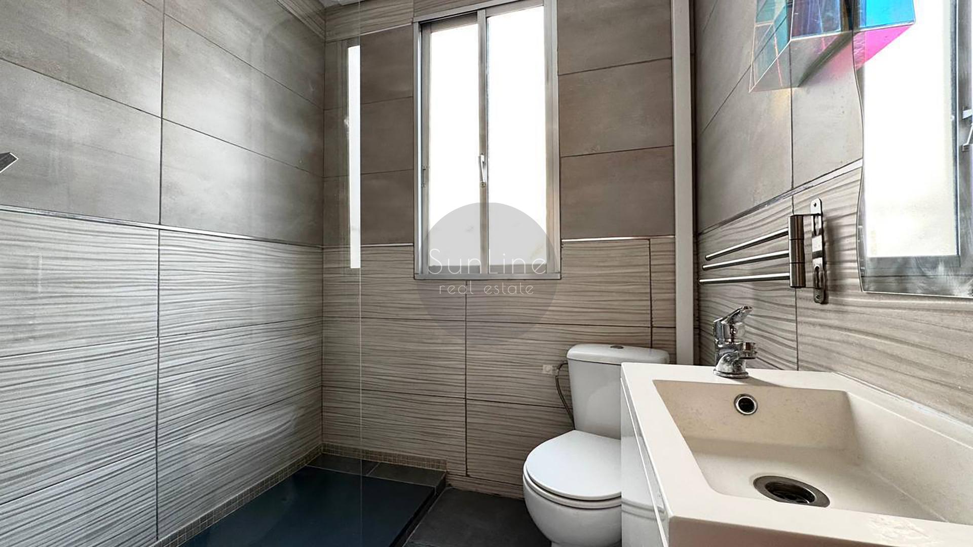Rent of a furnished apartment with 3 bedrooms and storage room in Quatre Carreres