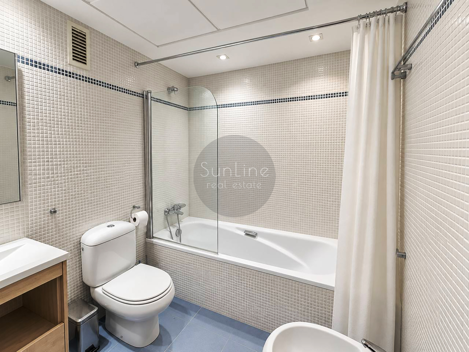 Spacious 3-bedroom apartment with garage and pool in Casas Verdes