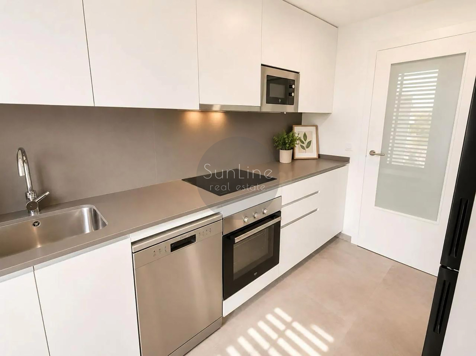 Rent of a modern 3-bedroom apartment with a balcony and view of the City of Arts and Sciences