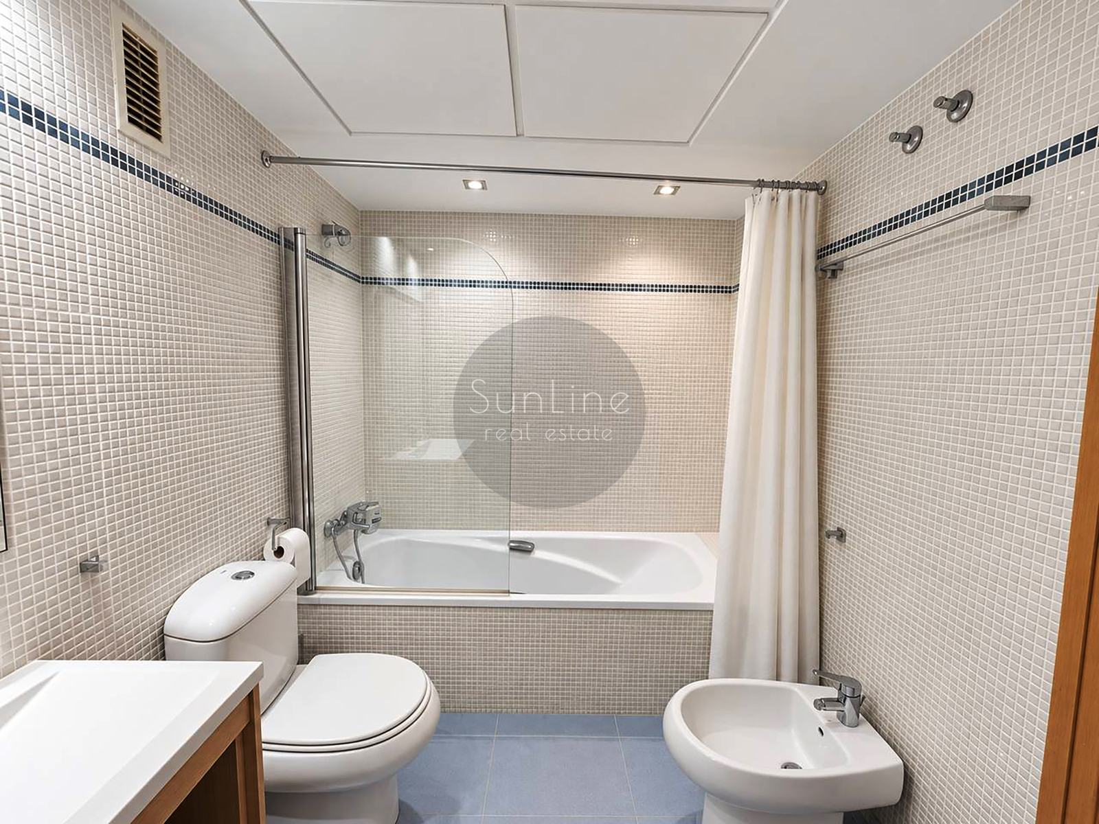 Spacious 3-bedroom apartment with garage and pool in Casas Verdes