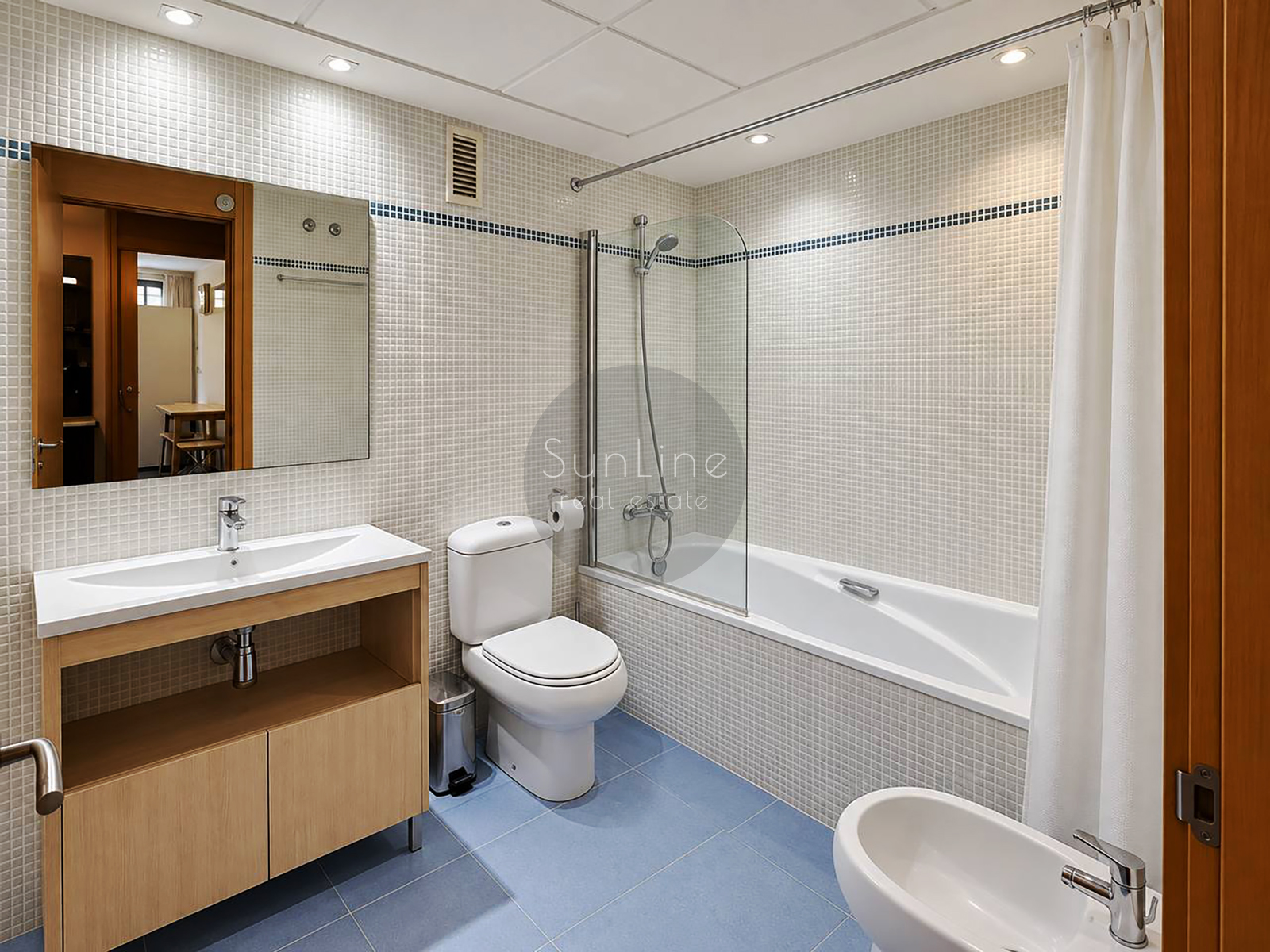 Spacious 3-bedroom apartment with garage and pool in Casas Verdes