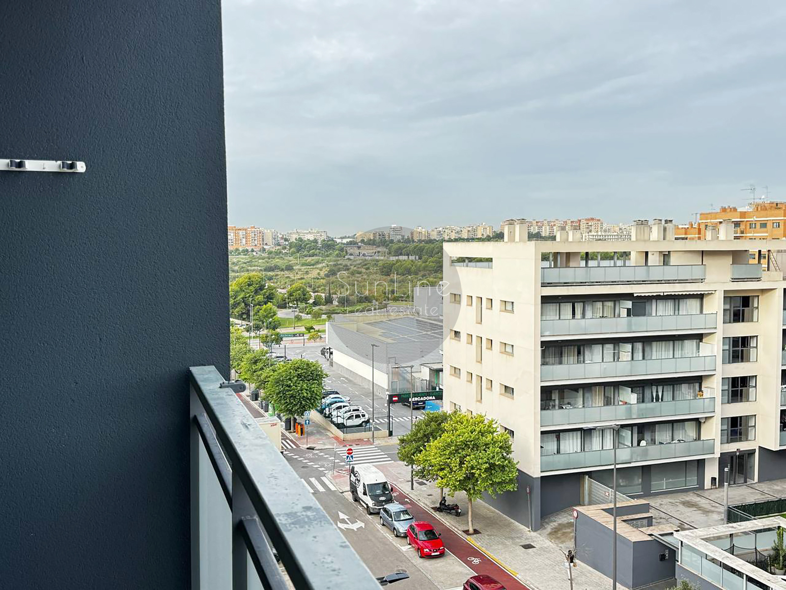 Spacious 3-bedroom apartment with garage and pool in Casas Verdes