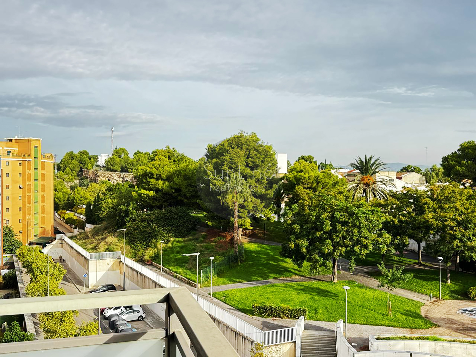 Spacious 3-bedroom apartment with garage and pool in Casas Verdes