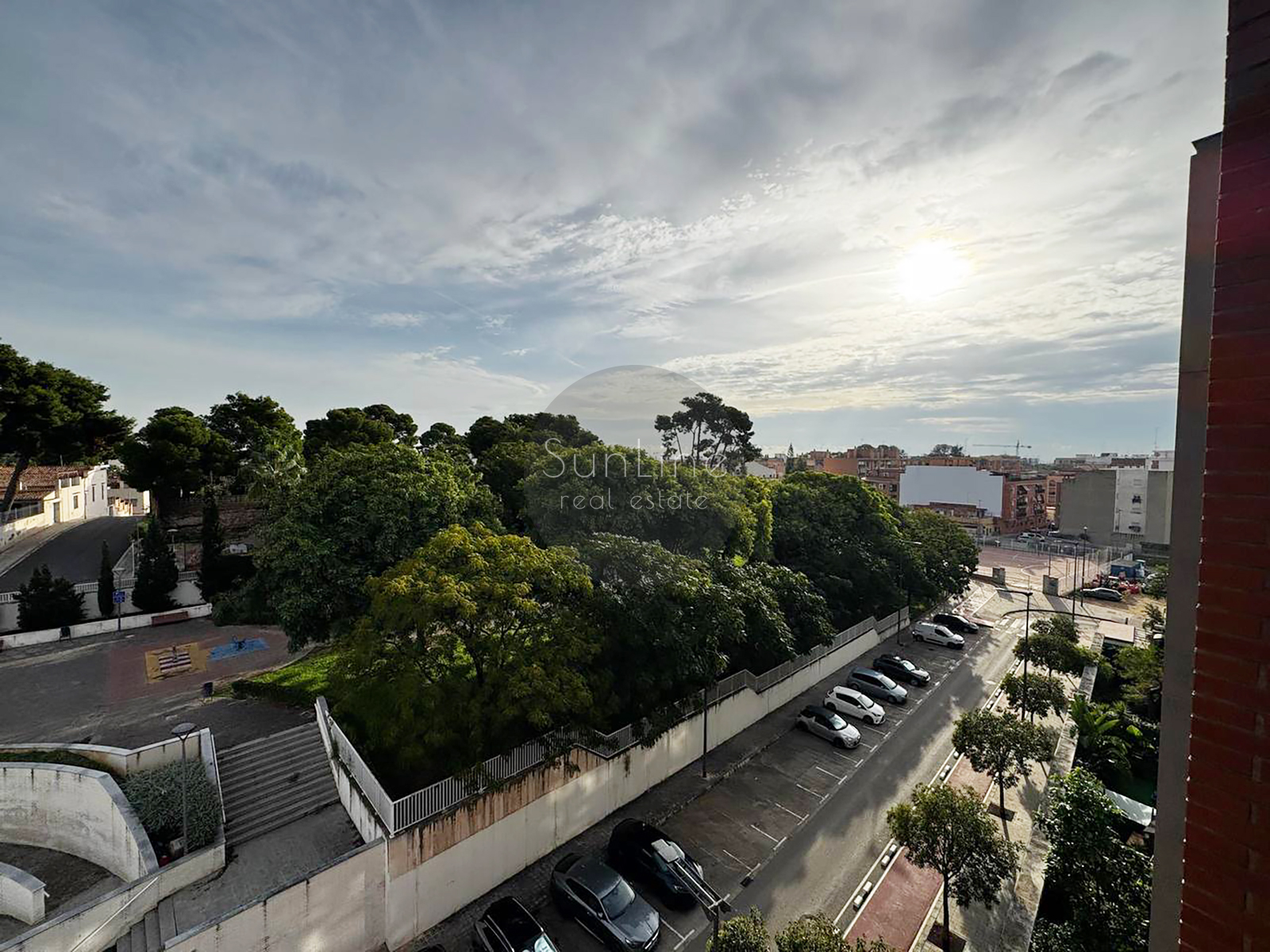 Spacious 3-bedroom apartment with garage and pool in Casas Verdes