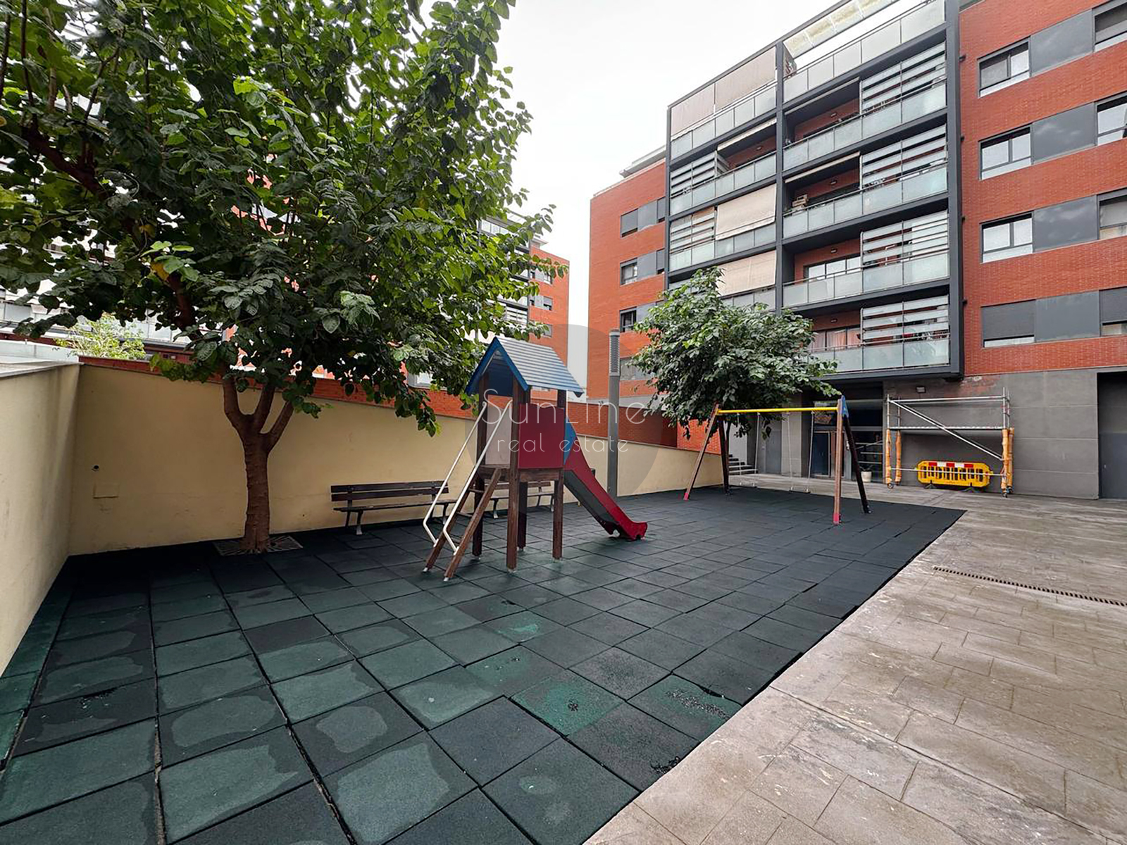 Spacious 3-bedroom apartment with garage and pool in Casas Verdes