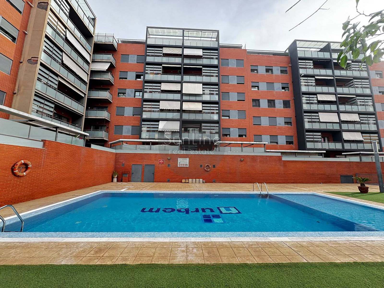Spacious 3-bedroom apartment with garage and pool in Casas Verdes
