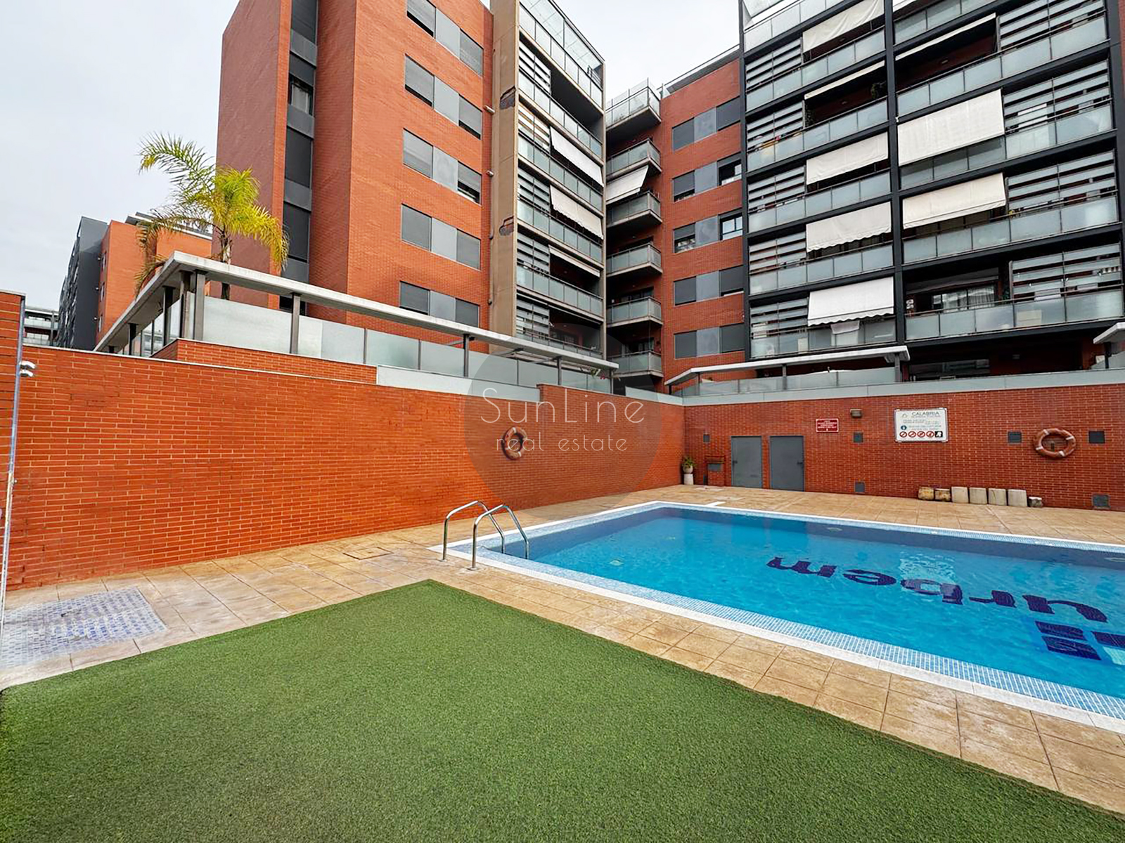 Spacious 3-bedroom apartment with garage and pool in Casas Verdes