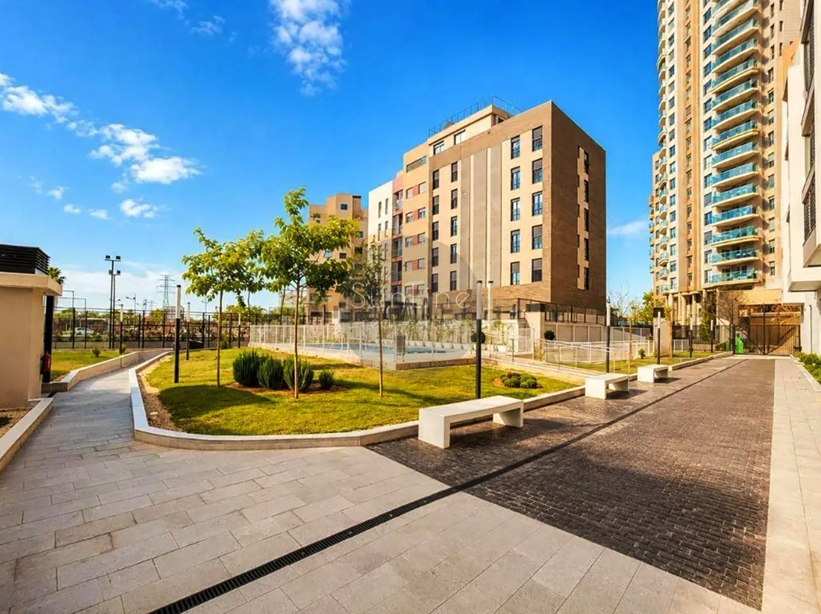 Rent of a modern 3-bedroom apartment with a balcony and view of the City of Arts and Sciences