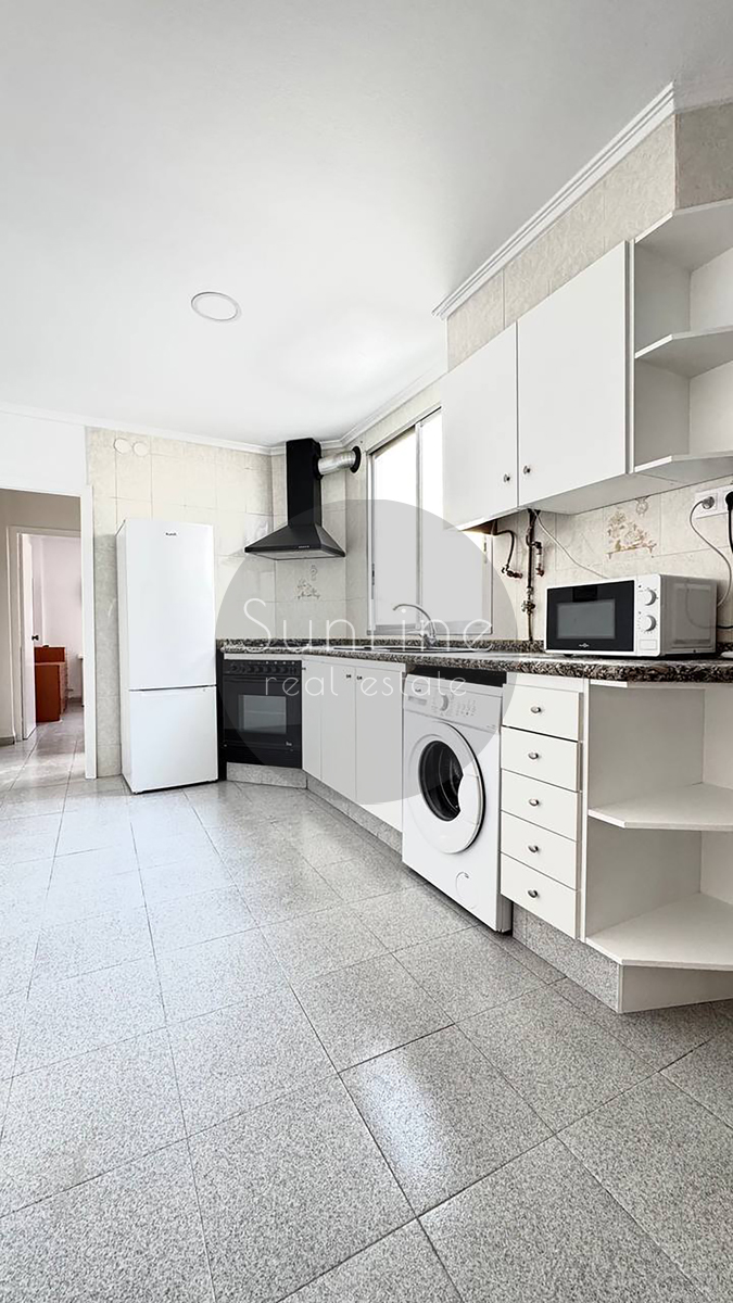 Rent of a furnished apartment with 3 bedrooms and storage room in Quatre Carreres