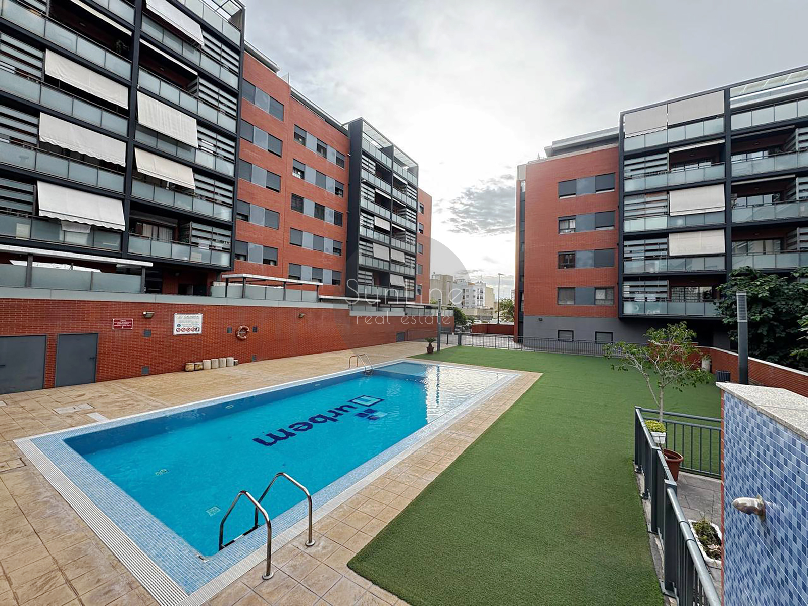 Spacious 3-bedroom apartment with garage and pool in Casas Verdes