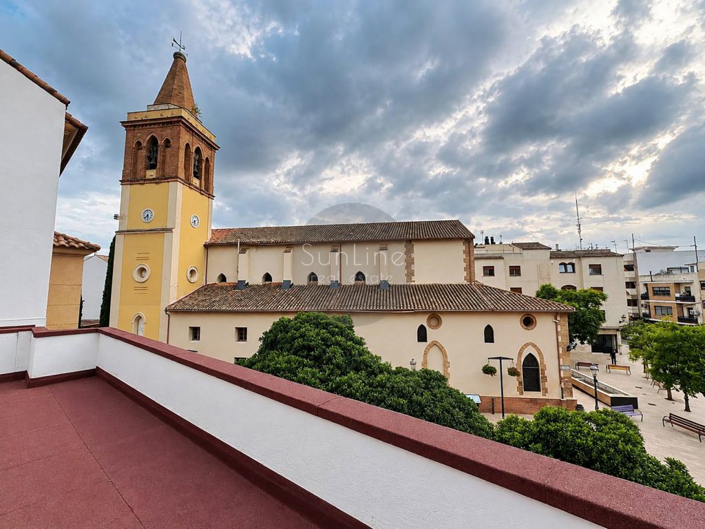 House 328 m² on the central square of the elite suburb L’Eliana with potential for expansion