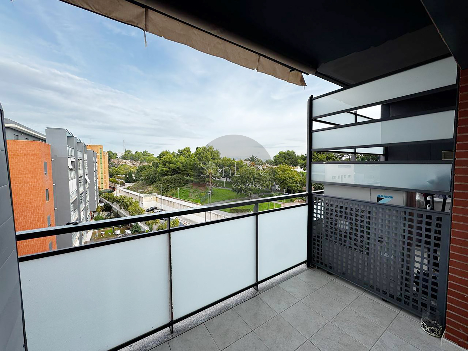 Spacious 3-bedroom apartment with garage and pool in Casas Verdes