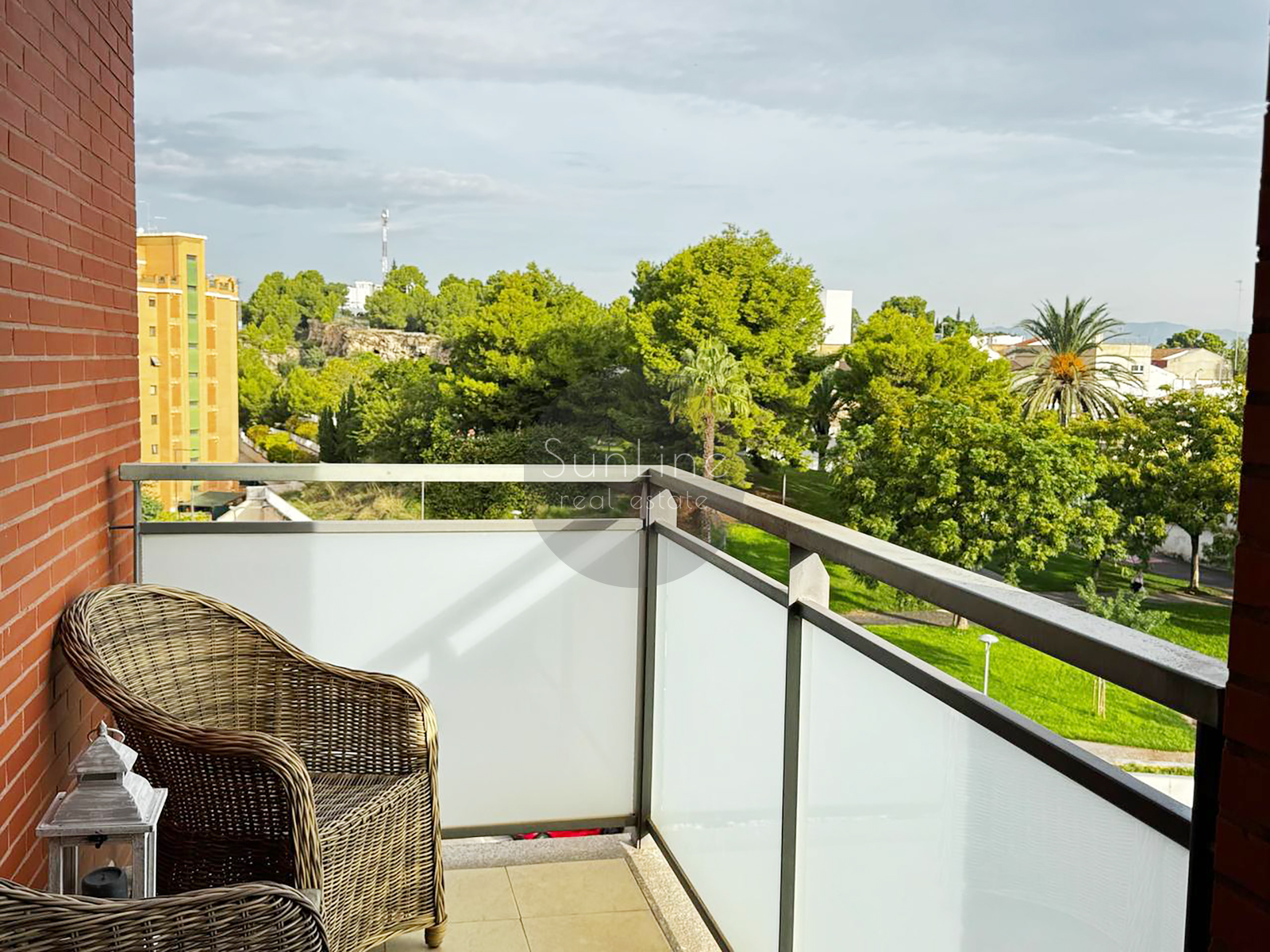 Spacious 3-bedroom apartment with garage and pool in Casas Verdes