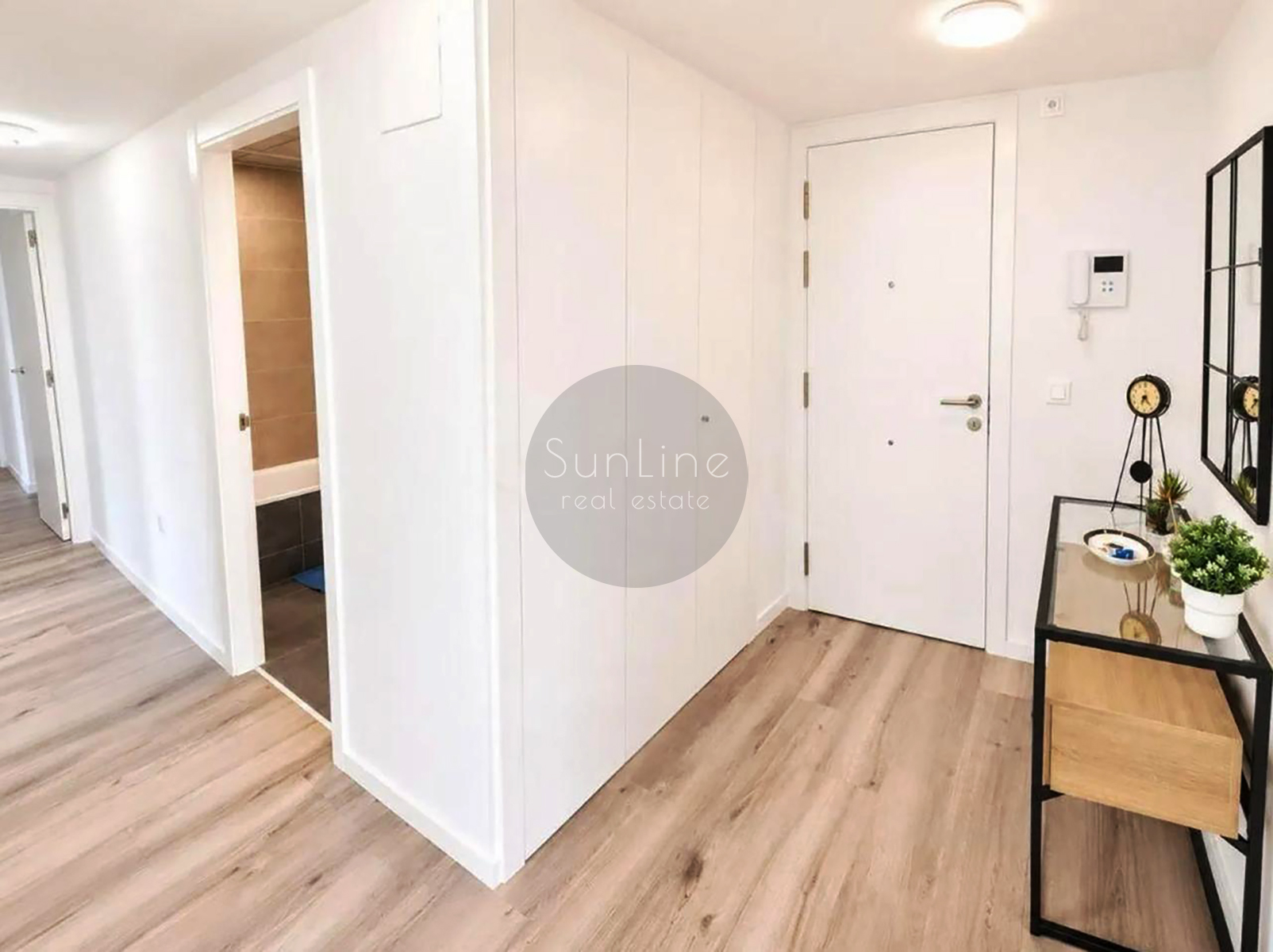 Rent of a modern 3-bedroom apartment with a balcony and view of the City of Arts and Sciences